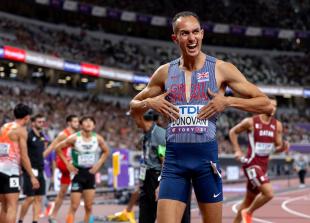 "Be Brave": Donovan's gutsy run sends him through to World Champs semis