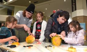 In pictures: Families enjoy Halloween pumpkin carving in Maidenhead town centre